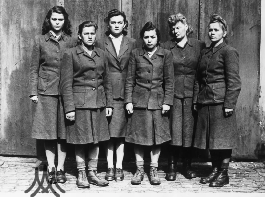 Женщины-охранницы в концентрационном лагере Белзен в 1945 году, сфотографированные американской армией. RKive / Alamy