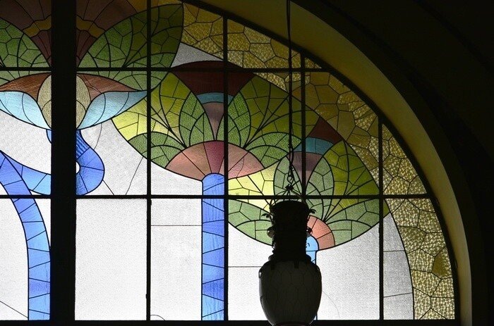 Элемент фасадного витража главного вестибюля Витебского вокзала. Фото: https://vk.cc/cCNjRp