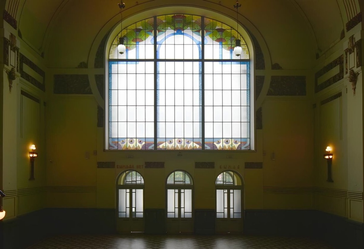 Фасадный витраж главного вестибюля Витебского вокзала. Фото: https://vk.cc/cCNjRp