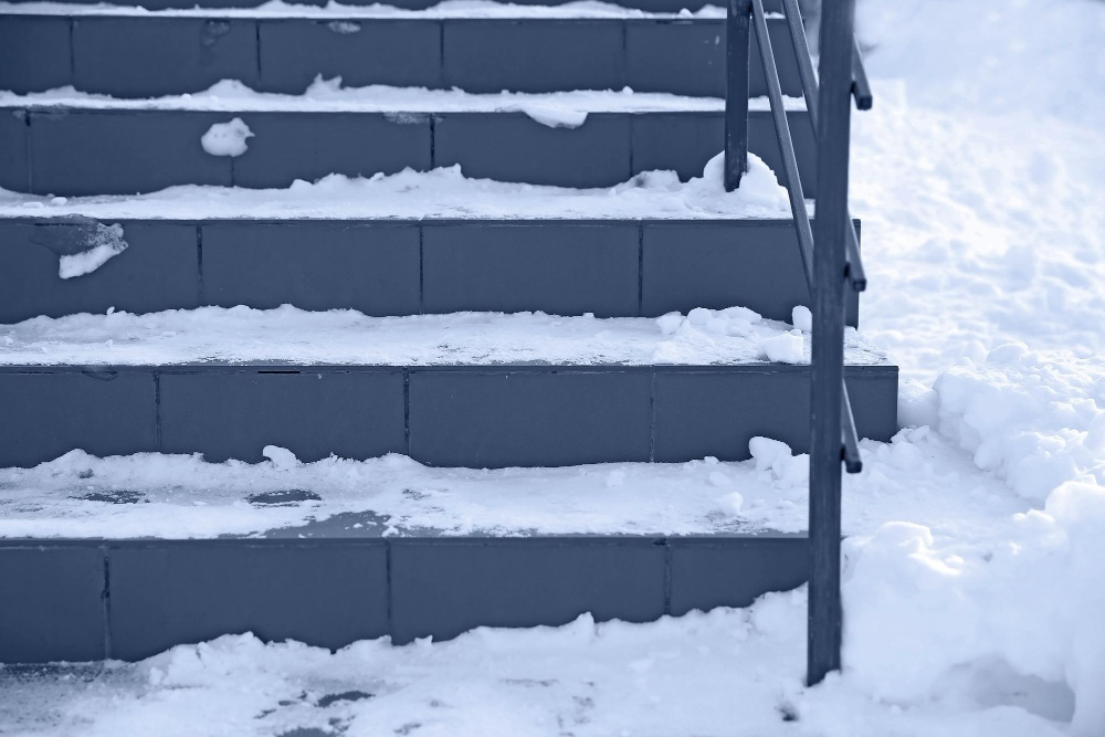 Наледь на ступеньках крыльца