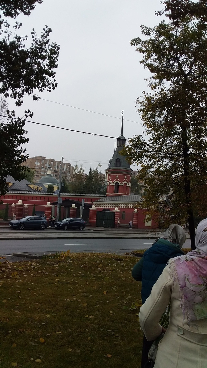 Стены Покровского монастыря. Фото автора.
