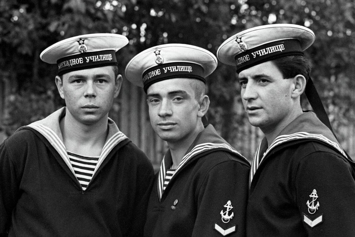    Друзья-герои: Анатолий Крючковский, Асхат Зиганшин и Филипп Поплавский (слева направо) в форме курсантов мореходного училища. Советские воины, дрейфовавшие на барже с 17 января по 7 марта 1960 года. В. Галактионов / @РИА "Новости"