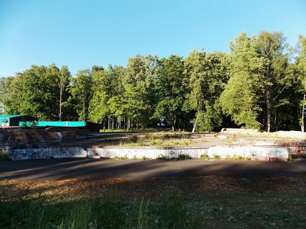 Сцена зеленого театра в ПКиО. Перед сценой били когда то скамейки (ряды) а над сценой был навес.