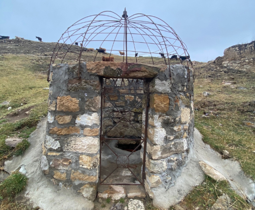 Источник нарзана в Хасауте  (фото осеннее)