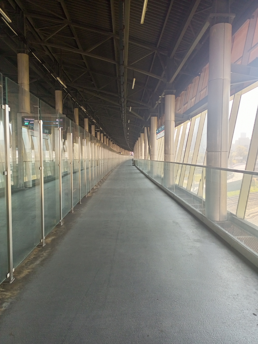 Шли от метро по такому надземному тунелю, а он такой длинный!