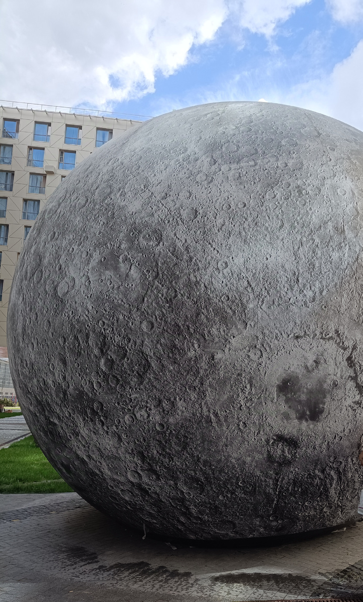 Надувная Луна во дворе отеля Yes на Марата в СПб