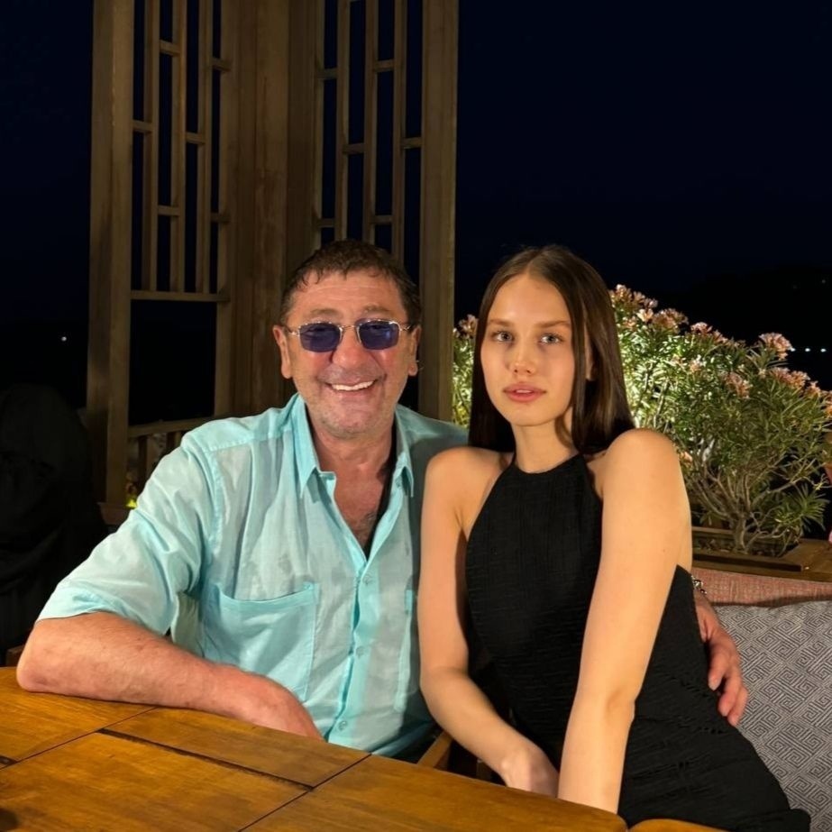 Григорий Лепс с Авророй на отдыхе. Фото: https://vk.com/albums-52228413