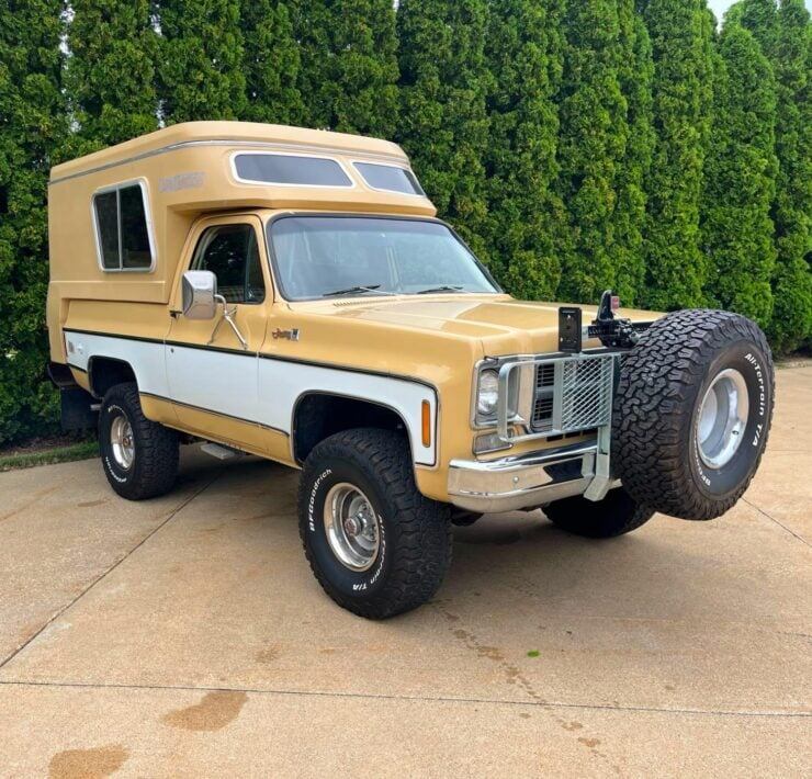 Автомобиль, который вы видите здесь, — это GMC Jimmy Casa Grande 1977 года в настоящем состоянии выжившего. Он выполнен в двухцветной коричнево-белой цветовой гамме, а кузов кемпера сзади соответствует цвету основного корпуса пикапа.