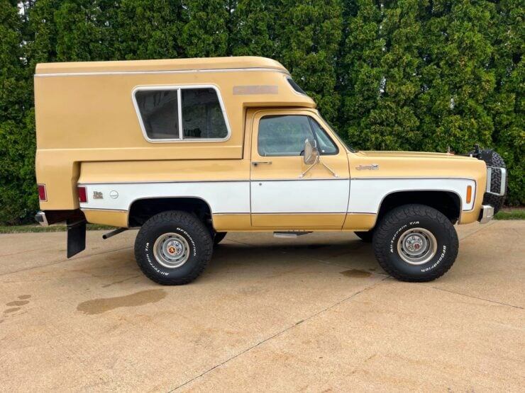 Этот Jimmy Casa Grande имеет кенгурятник спереди с установленным спереди запасным колесом и домкратом с высоким подъемом.