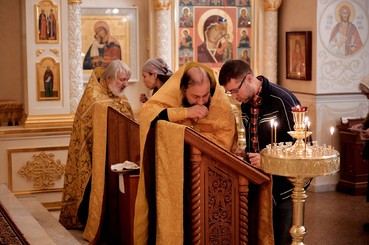 На заднем фоне я и отец Александр КОПЯТКЕВИЧ. Исповедь. На переднем плане исповедует о.Анатолий ПРАВДОЛЮБОВ