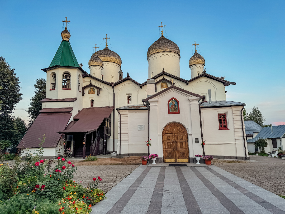 Слева церковь святителя Николая, справа - апостола Филиппа. Фото автора