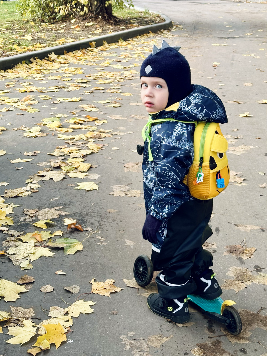 Тимоха по пути в сад утром.