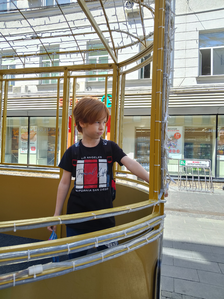 Вот он мой красавчик, гуляли как-то вместе на Покровке