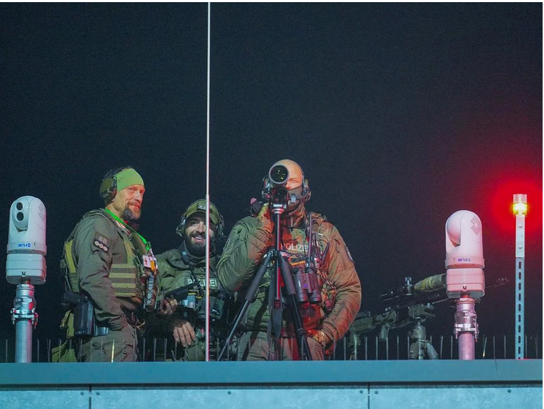 Так сотрудники полиции ожидали прибытия президента США в аэропорту Берлина. 