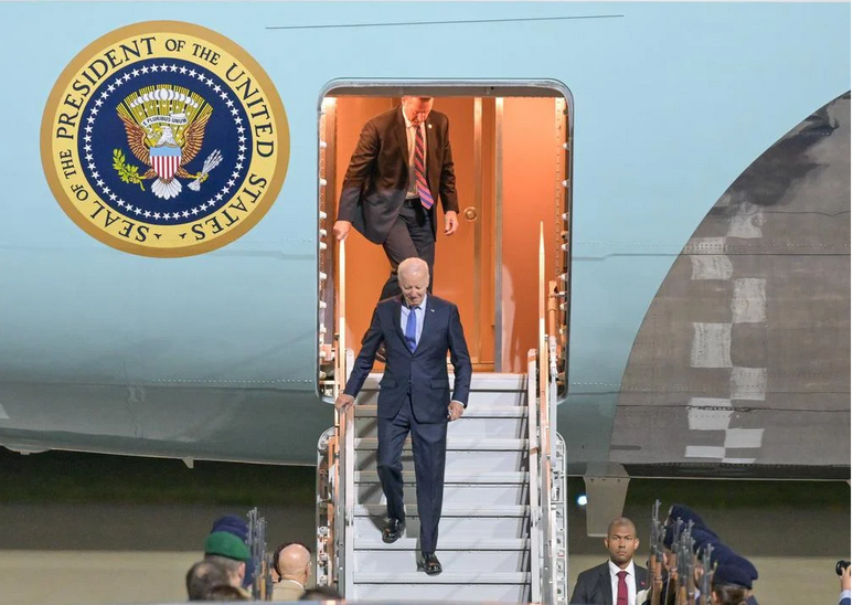 К ним приехал, к ним приехал - Джозеф Байден дорогой!