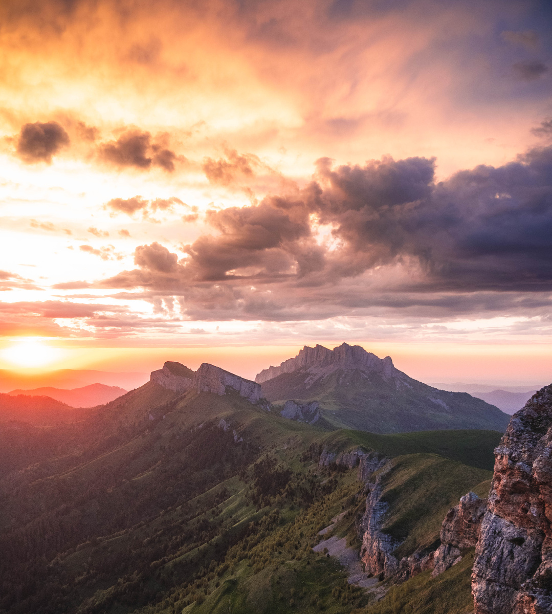 Большой и Малый Тхач на фоне заката