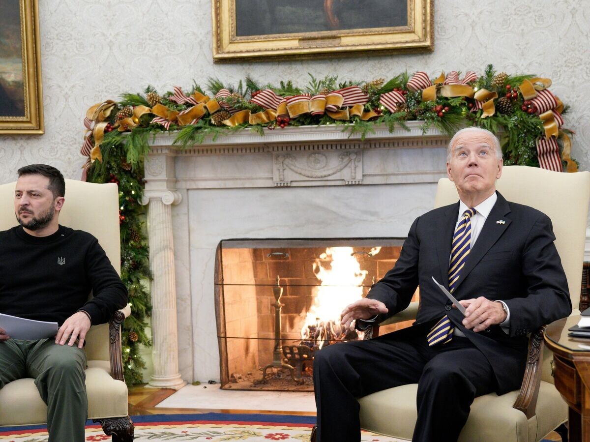    Президент Украины Владимир Зеленский (слева) и президент США Джо Байден во время встречи в Белом доме© РИА Новости . Стрингер