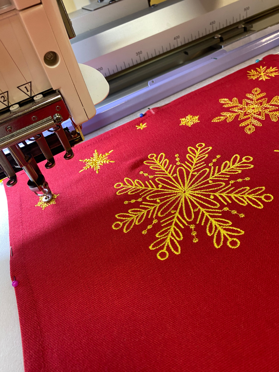 Новогодняя дорожка на стол 90*30 см  #машиннаявышивка #вышивкамытищи #вышивка #машиннаявышивкамосква #индивидуальнаявышивка #подаркинановыйгод #снежинки #домашнийтекстильсвышивкой #новогодняядорожкасвышивкой #оригинальныеподаркинановыйгод
Стоимость вышивки от 300р.
Подписывайтесь на наш канал в Телеграмм @bordadora_emb
Контакты для связи @inglik @elnaserg
Магазин мастера Ruchnoj-tekstil-s-vyshivkoy на Ярмарке мастеров https://www.livemaster.ru/ruchnoj-tekstil-s-vyshivkoy
