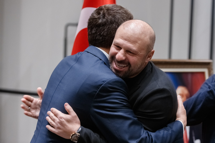    Главный тренер ФК «Рубин-2» и двукратный чемпион России в составе «Рубина» Гёкдениз Карадениз, кроме своих спортивных достижений, известен как человек, построивший мечеть.   
Фото: «БИЗНЕС Online»