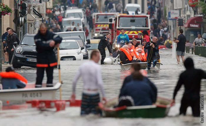 Когда вода выше колена, вино не спасёт.   фото: картинки яндекс.а