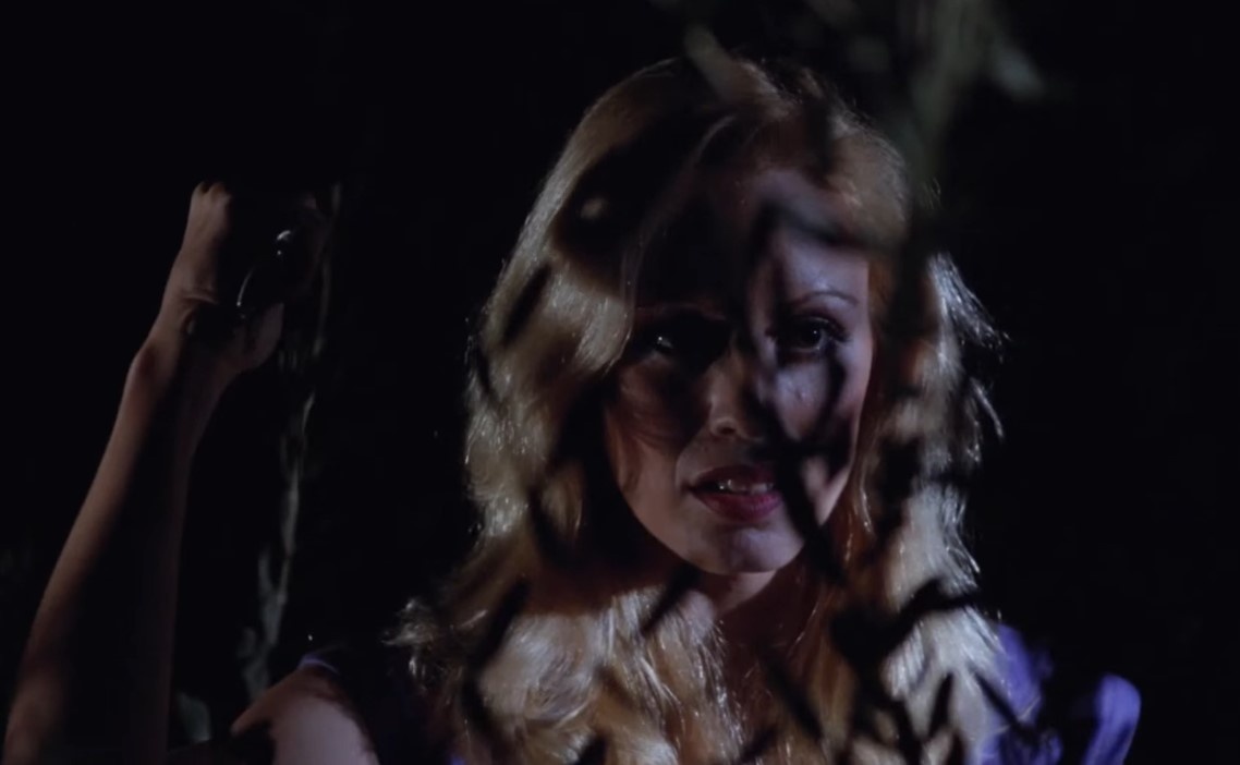 Девушка в лавандовом платье