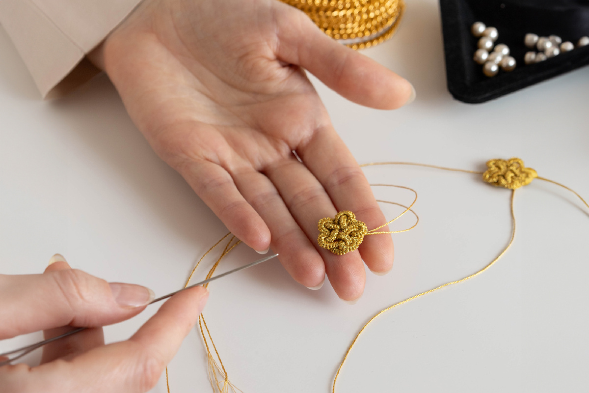 Процесс создания сережек в технике фриволите
