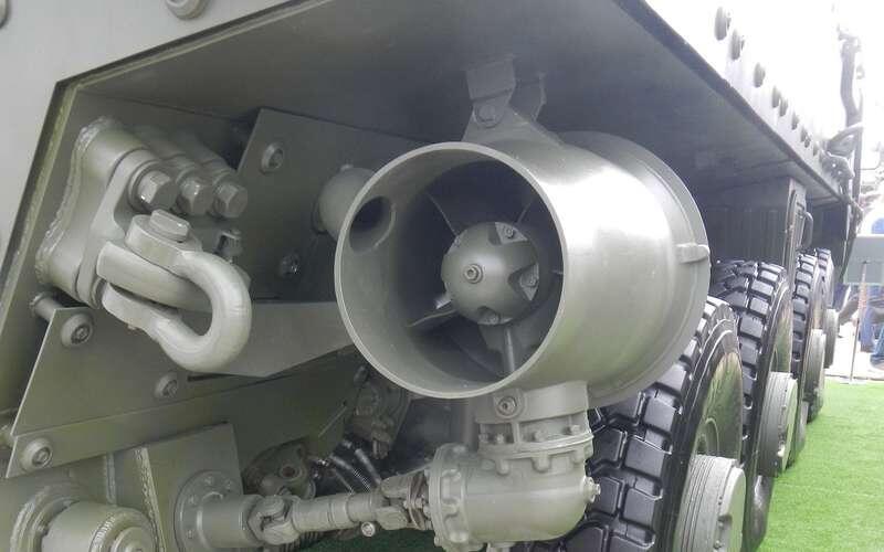    В задней части каждого борта есть водометные движетели, приводимые карданными валами. Скорость К-17 на плаву – до 10 км/ч.