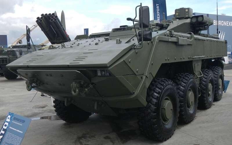    Боевая машина пехоты К-17 на базе универсальной колесной платформы Бумеранг. Помимо штатного оборудования, БМП можно оснащать комплексами активной защиты и оптико-электронного подавления вражеских ПТУР.