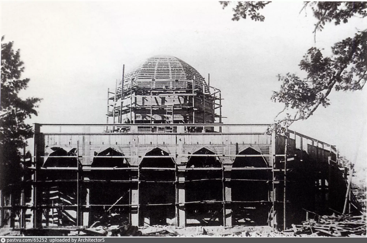 Павильон Казахской ССР в процессе строительства, 1937. Это первый вариант здания. С сайта www.pastvu.com.