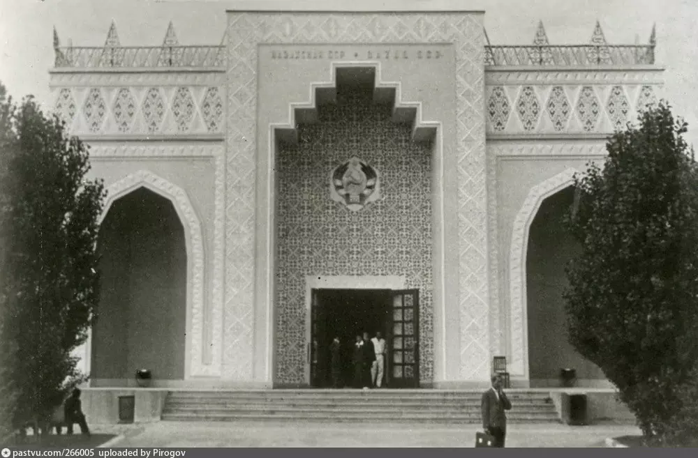 Парадный вход в павильон Казахской ССР, 1939. С сайта www.pastvu.com.