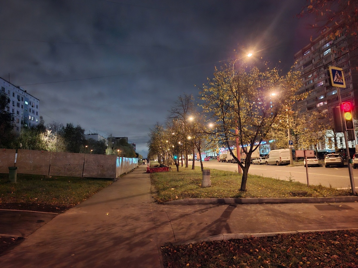 📷 1.1: На пересечении Уральской и Сахалинской улиц огорожены площадки выноса коммуникаций.