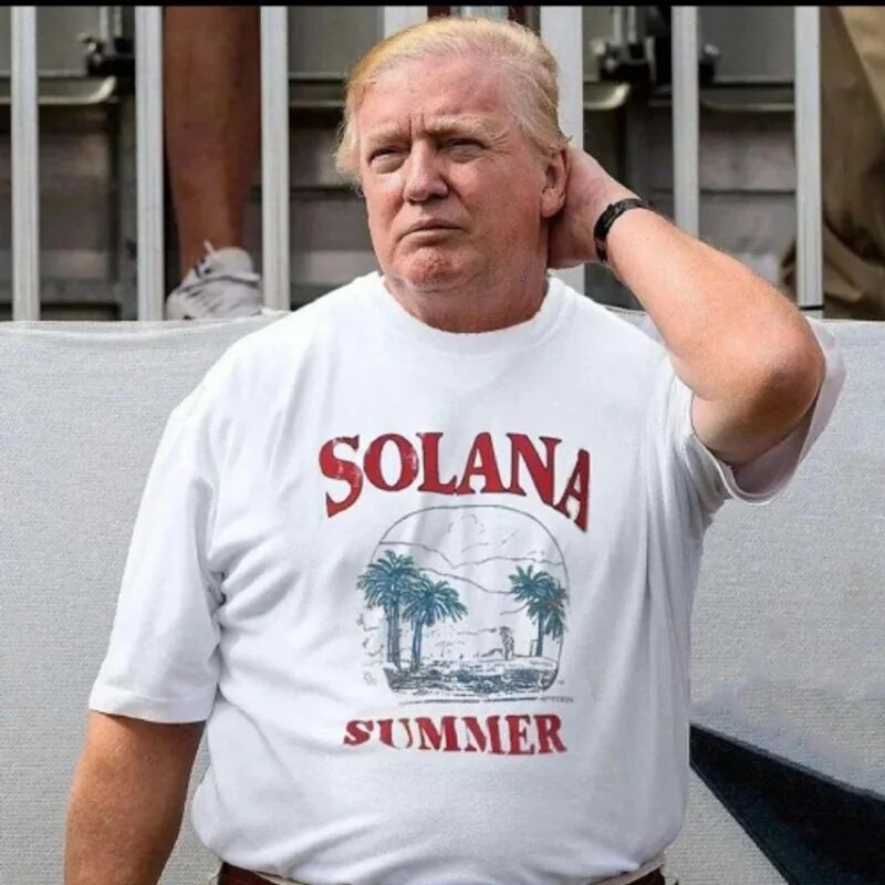 Дональд Трамп в футболке с логотипом "Solana"
