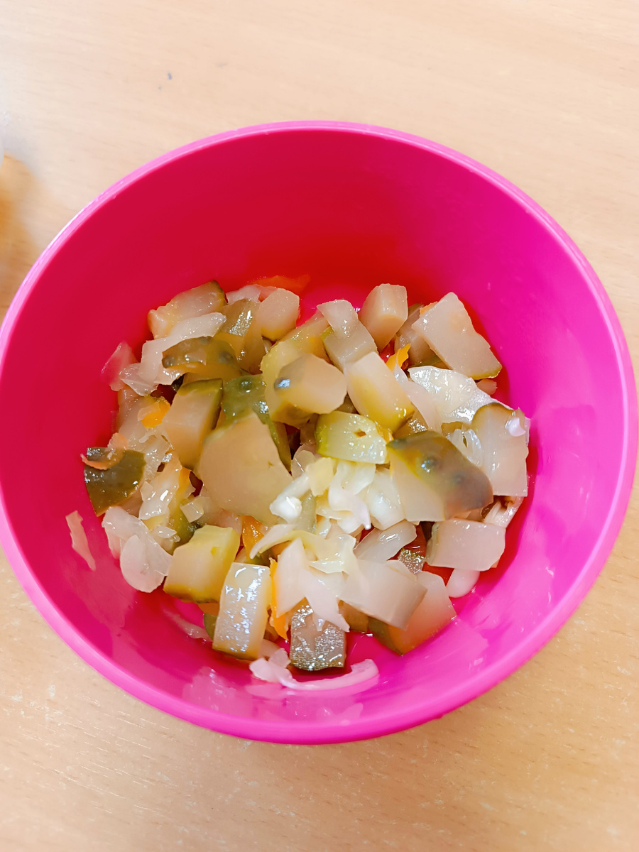 Маринованные огурцы, квашеная капуста, немного лука и масло растительное 