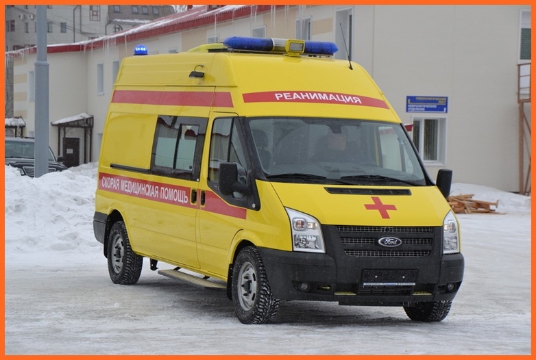 В новую больницу Сашу перевозили на реанимомобиле. В какой-то момент перед самой Москвой впереди показалась пробка и водитель включил сирену, их пропустили.