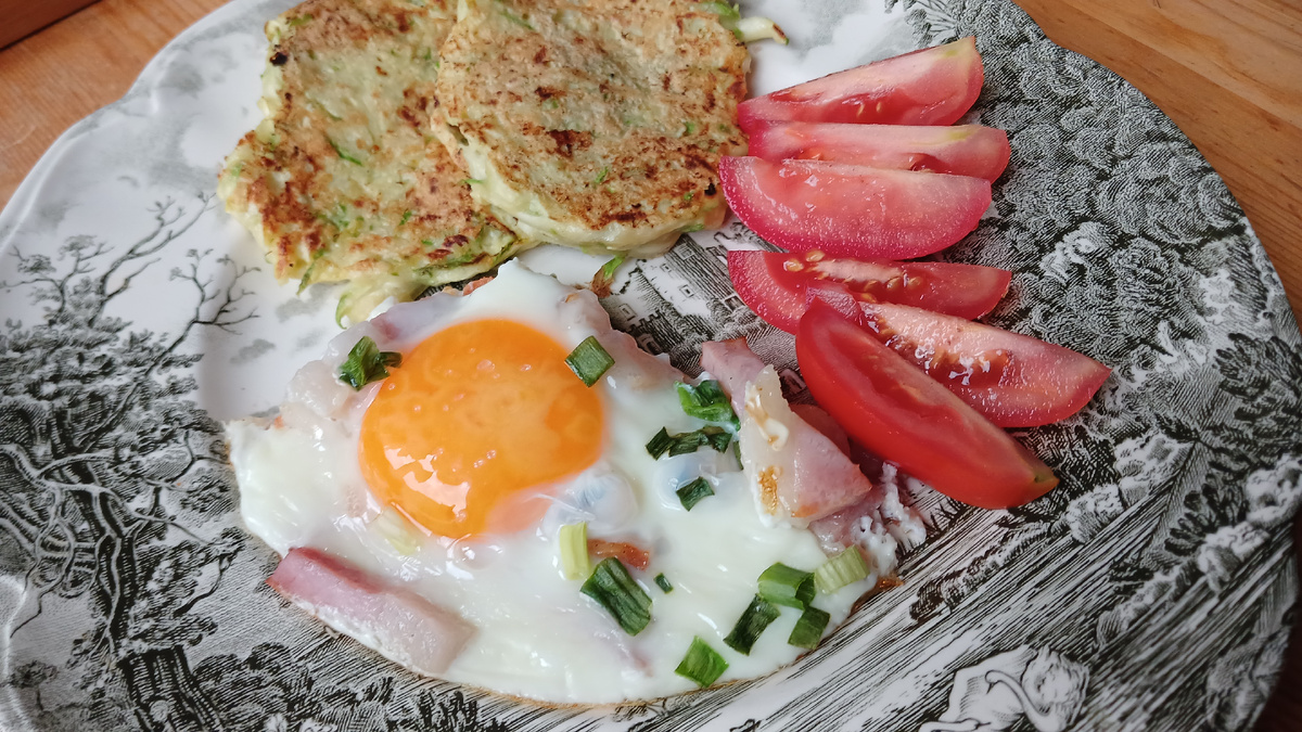 потемкинская яичница с кабачковыми оладьями и помидорами на завтрак