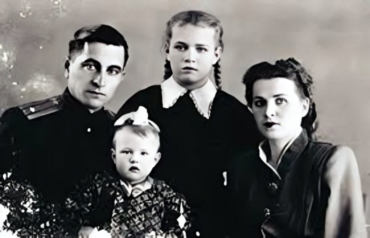 Людмила Чурсина с младшей сестрой и родителями