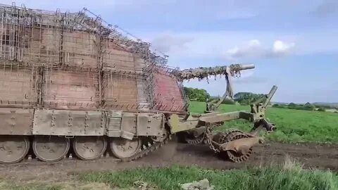 Танк с царь-мангалом и противоминным тралом. Фото в открытом доступе.