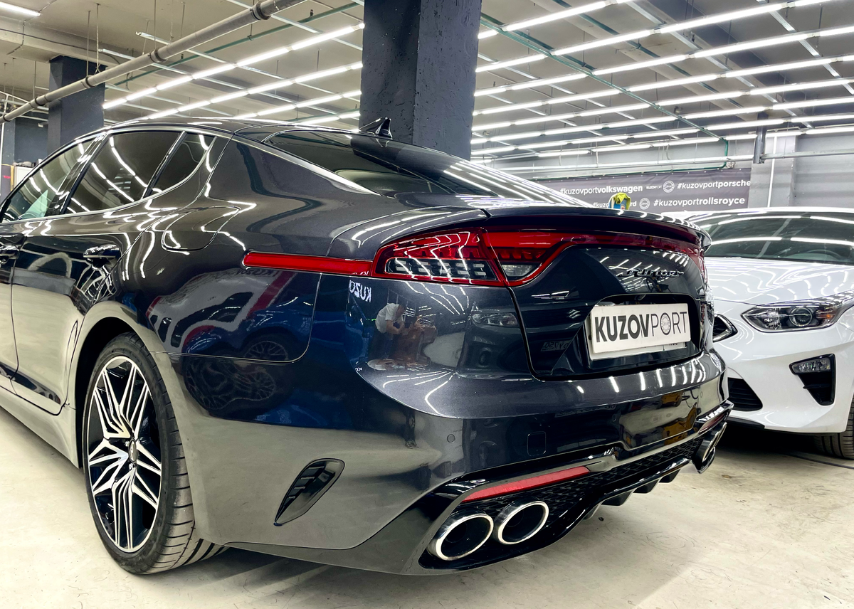 Kia Stinger и Kia Ceed на кузовном ремонте