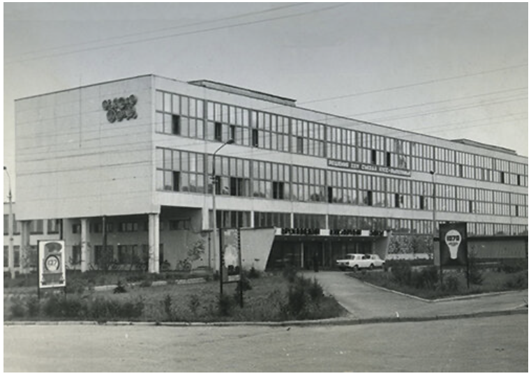 Со временем они укрепились и стали фабриками, а позже объединились в известный на всю страну ювелирный завод