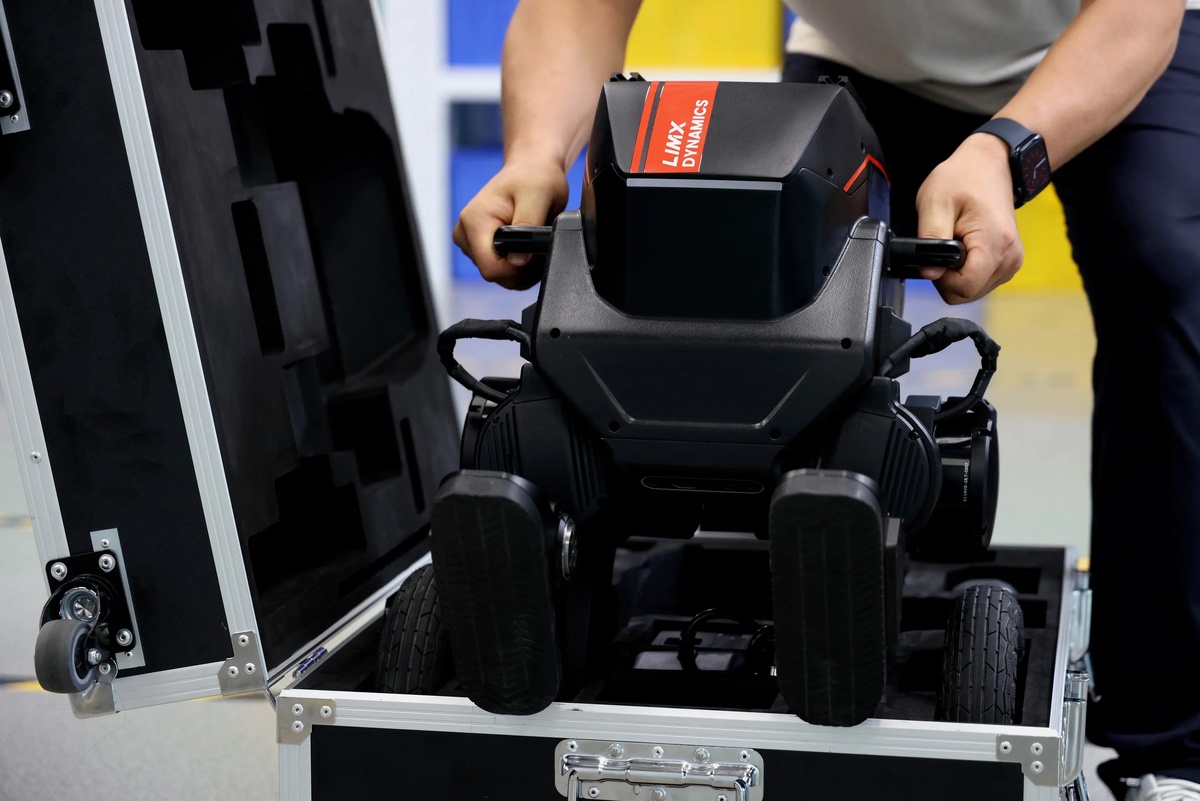    Новый робот напоминает AT-ST из «Звёздных войн»