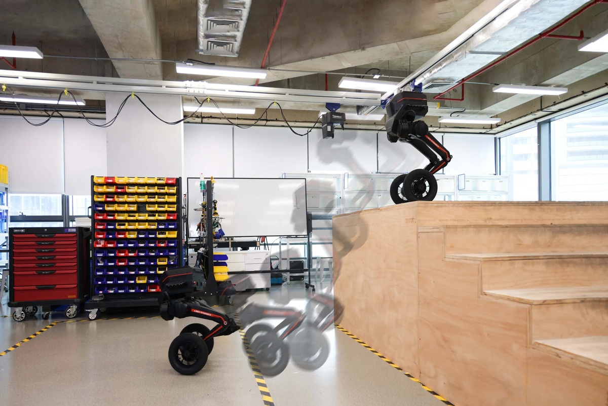    Новый робот напоминает AT-ST из «Звёздных войн»