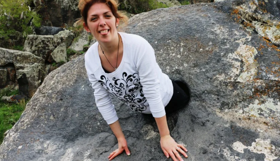 Зачем в Армении люди лезут через дырявый камень?