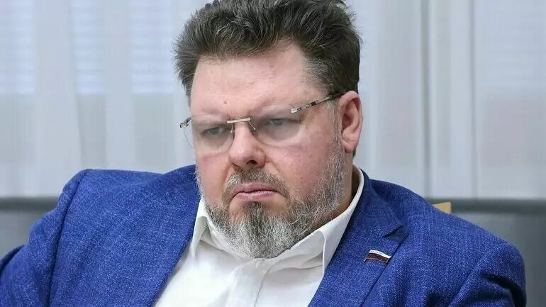 Евгений Марченко не первый раз поднимает тему разводов. В июле он предлагал уточнить порядок раздела имущества. Фото: пресс-служба Госдумы