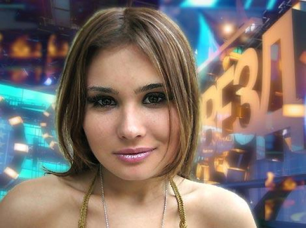    После окончания школы Настя поступила в Московскую экономическую школу, однако ее страсть к музыке и театру нисколько не угасла. Девушка прошла курс обучения вокалу, поступила в Институт кинематографии