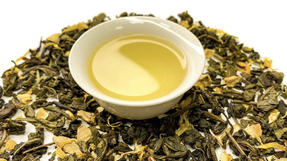 Чай "Лимон и имбирь". В составе зелёный китайский чай, календула, цедра лимона, имбирь.