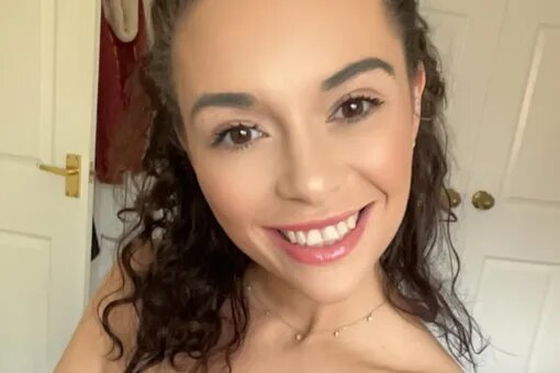     Звезда сериала «Предатели» Шарлотта Чилтон после семи выкидышей родила дочь от певца