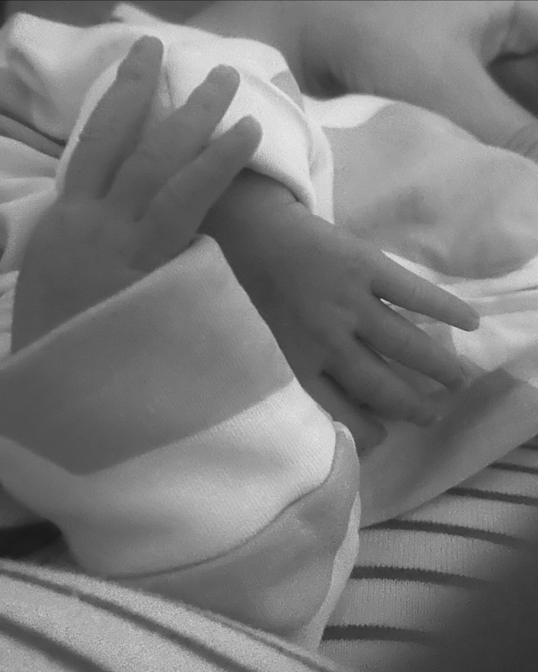    Актриса опубликовала первый снимок дочериСоцсети Шарлотты Чилтон