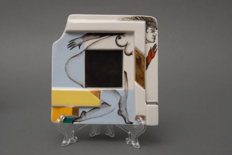 Блюдце 13,5*13,0 см. из сервиза "Супрематический НЮ". Автор формы и росписи Калита Б.Е. Фарфор, роспись надглазурная, крытье, позолота, цировка, лепка. Государственное бюджетное учреждение культуры города Москвы "Государственный дворцово-парковый музей-заповедник "Останкино и Кусково".