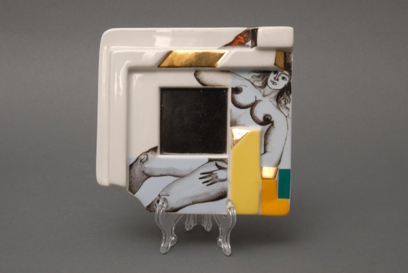 Блюдце 13,5*13,0 см. из сервиза "Супрематический НЮ". Автор формы и росписи Калита Б.Е. Фарфор, роспись надглазурная, крытье, позолота, цировка, лепка. Государственное бюджетное учреждение культуры города Москвы "Государственный дворцово-парковый музей-заповедник "Останкино и Кусково". Листайте галерею вправо.