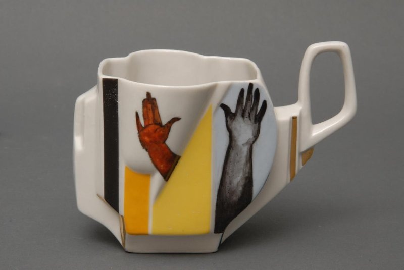 Чашка 18,0 см. из сервиза "Супрематический НЮ". Автор формы и росписи Калита Б.Е. Фарфор, роспись надглазурная, крытье, позолота, цировка, лепка. Государственное бюджетное учреждение культуры города Москвы "Государственный дворцово-парковый музей-заповедник "Останкино и Кусково".